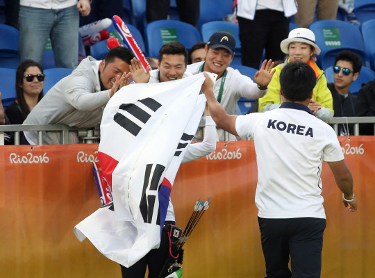 동료와 기쁨을 나눠요   11일 오후(현지시간) 브라질 리우데자네이루 삼보드로무 경기장에서 열린 2016 리우올림픽 양궁 여자 개인전 결승에서 금메달을 획득한 장혜진이 김우진, 구본찬, 이승윤, 최미선과 기뻐하고 있다.